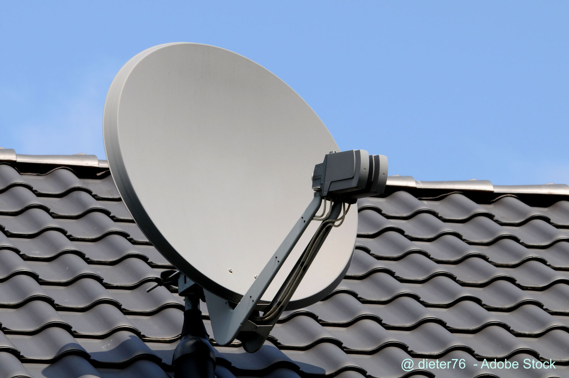  Satellitenschüssel auf dem Dach des Maklerbüros Jan Popp
