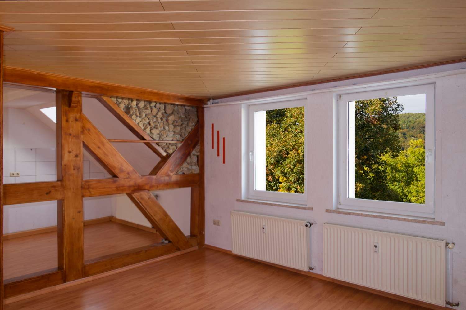 Gemütliche Etagenwohnung mit Dachschrägen, Sichtbalken und offener Küche - EBK möglich (Wohnen - Mieten oder Pachten) in Greiz