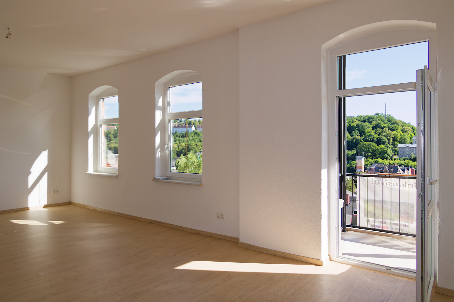 Südbalkon mit Panoramablick - Erstbezug nach energetischer Sanierung (Wohnen - Mieten oder Pachten) in Greiz