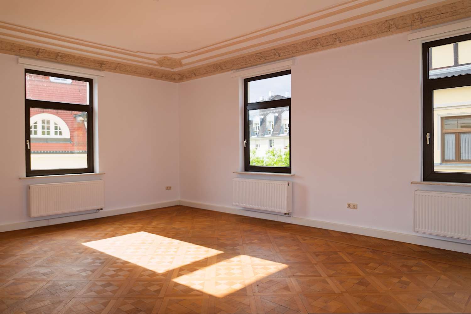 Wohnen in ruhiger Zentrumsnähe mit PKW-Stellplatz - Balkon geplant (Wohnen - Mieten oder Pachten) in Greiz
